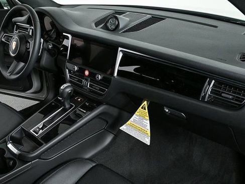 Certified 2025 Porsche Macan image 23