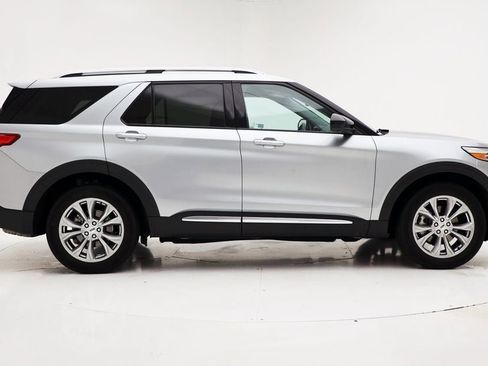 Used 2023 Ford Explorer Limited image 3