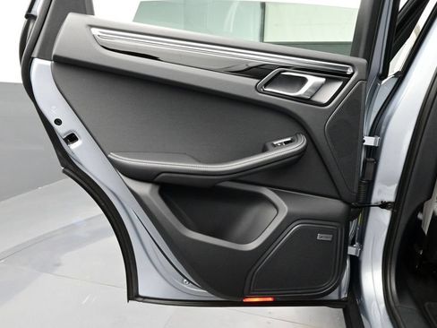 Certified 2025 Porsche Macan AWD/4WD image 13