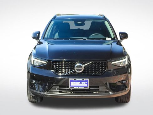 Used 2025 Volvo XC40 B5 Plus image 2