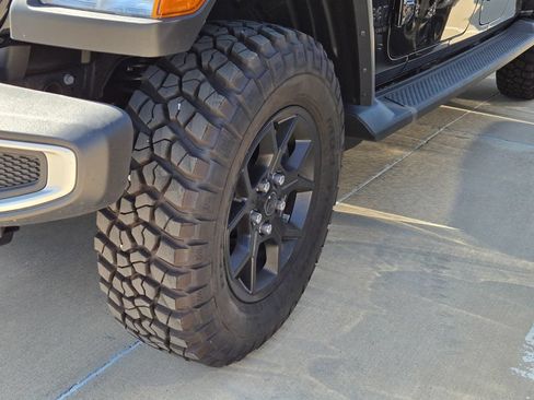 Used 2025 Jeep Gladiator Sport AWD/4WD image 14