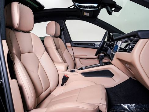 Certified 2025 Porsche Macan image 15