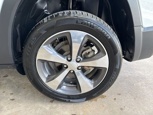 Used 2020 Jeep Cherokee Limited image 10