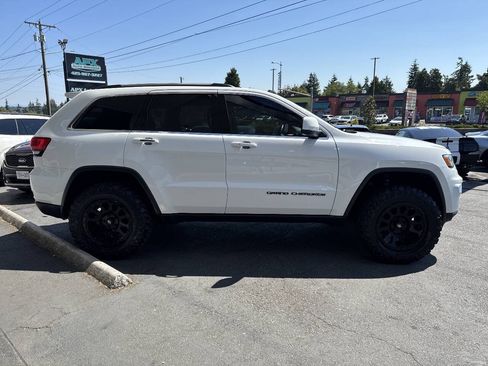 Used 2019 Jeep Grand Cherokee Laredo AWD/4WD image 8