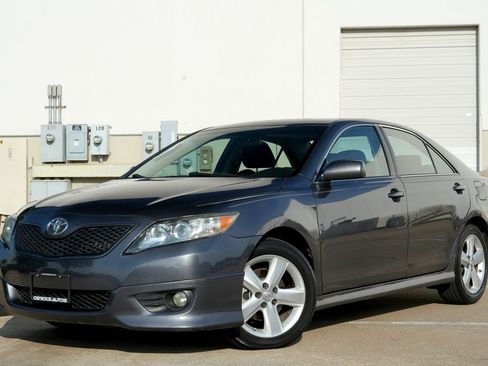 Used 2011 Toyota Camry SE w/ SE Extra-Value Pkg #1 FWD image 2