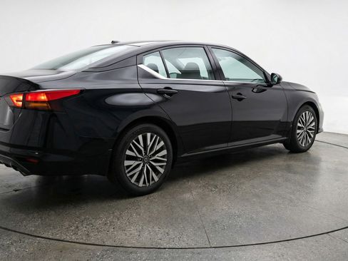 Used 2025 Nissan Altima 2.5 SV image 9