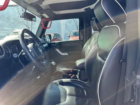 Used 2018 Jeep Wrangler Sahara w/ Connectivity Group AWD/4WD image 9