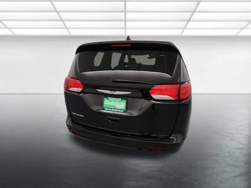 Used 2023 Chrysler Voyager LX FWD image 7