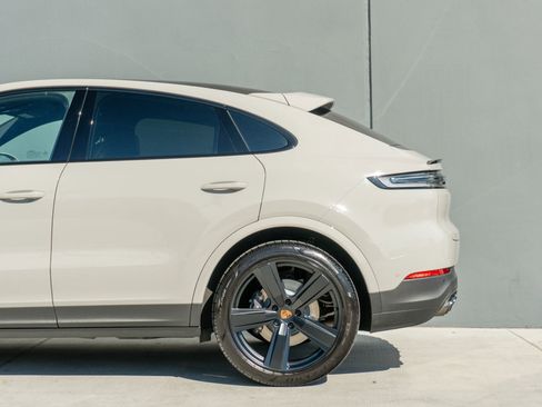 Used 2025 Porsche Cayenne Sport Utility 4D image 19