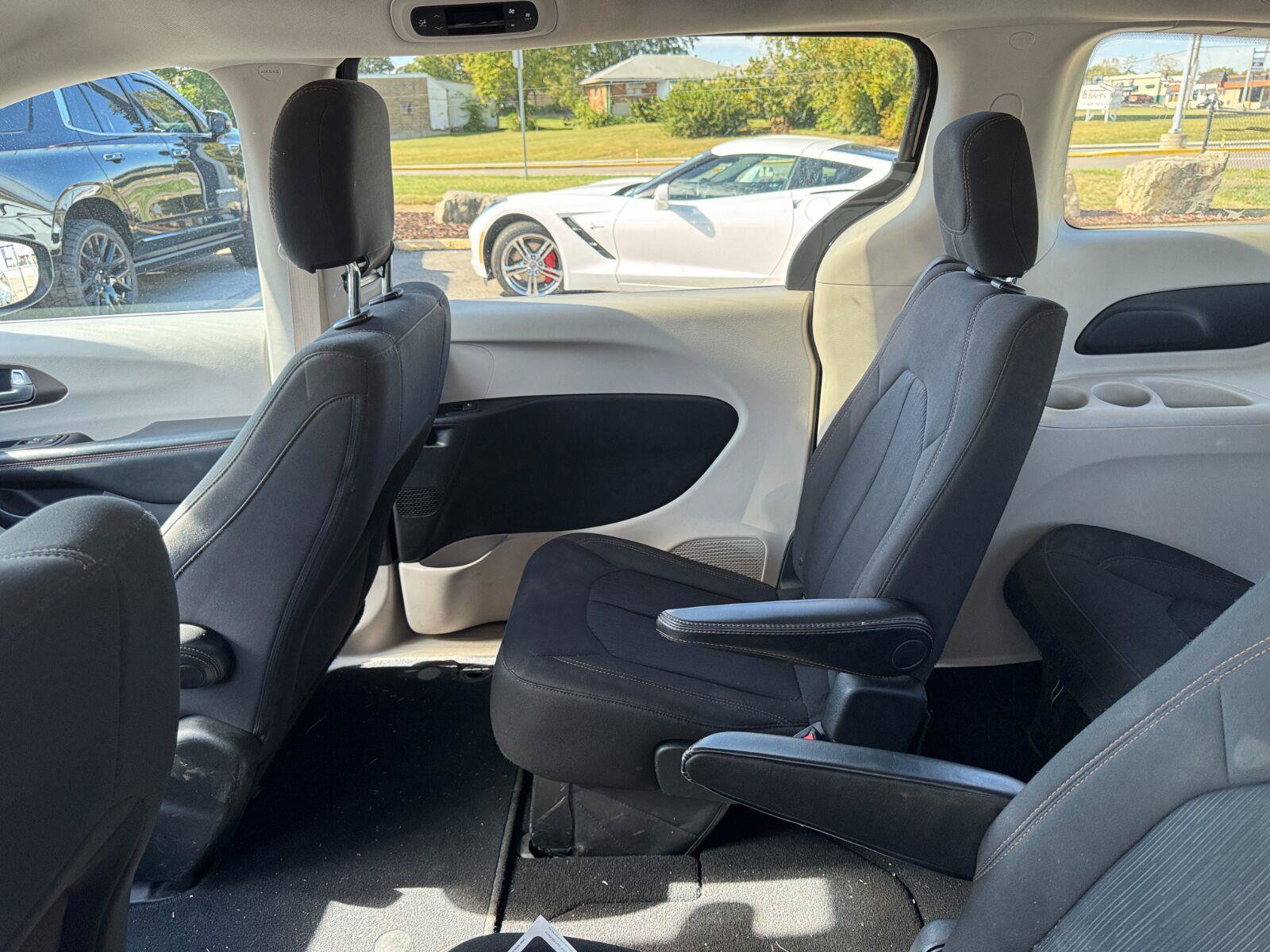 Used 2017 Chrysler Pacifica Touring FWD image 11