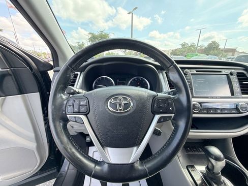 Used 2017 Toyota Highlander XLE AWD/4WD image 14