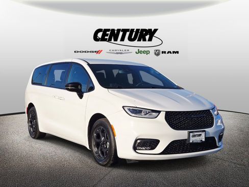 Used 2024 Chrysler Pacifica Limited image 1