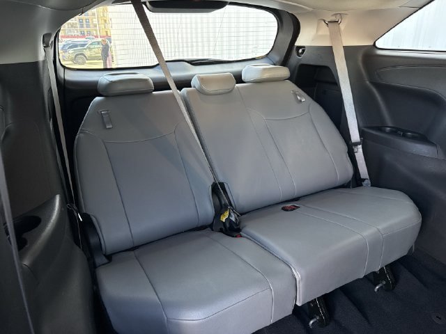 Used 2025 Toyota Sienna XLE FWD image 34