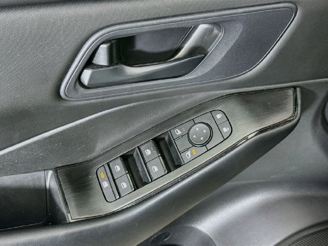Used 2025 Nissan Rogue S AWD/4WD image 17
