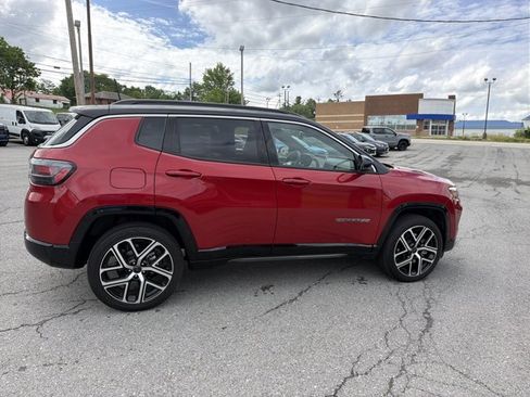Used 2025 Jeep Compass Limited w/ Elite Group AWD/4WD image 5
