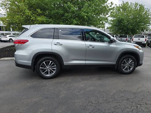 Used 2019 Toyota Highlander XLE AWD/4WD image 8