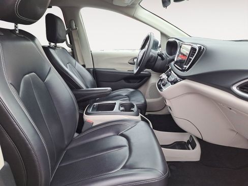 Used 2023 Chrysler Pacifica Touring-L image 15