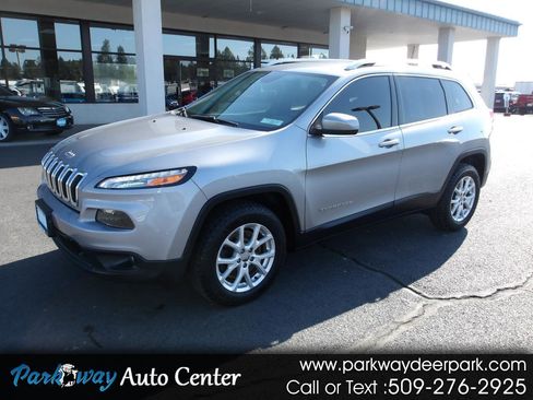 Used 2017 Jeep Cherokee Latitude w/ Comfort/Convenience Group AWD/4WD image 1