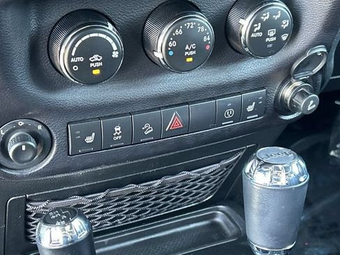 Used 2018 Jeep Wrangler Unlimited Rubicon w/ Connectivity Group AWD/4WD image 26