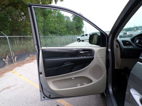 Used 2018 Dodge Grand Caravan SE w/ UConnect Hands-Free Group FWD image 25