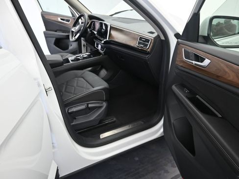 Used 2024 Volkswagen Atlas SE image 16