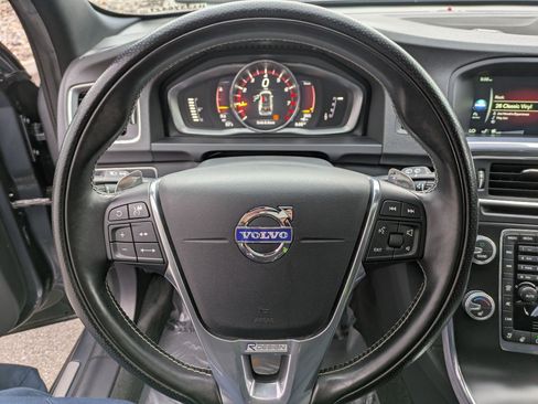 Used 2017 Volvo V60 T6 R-Design Platinum image 16