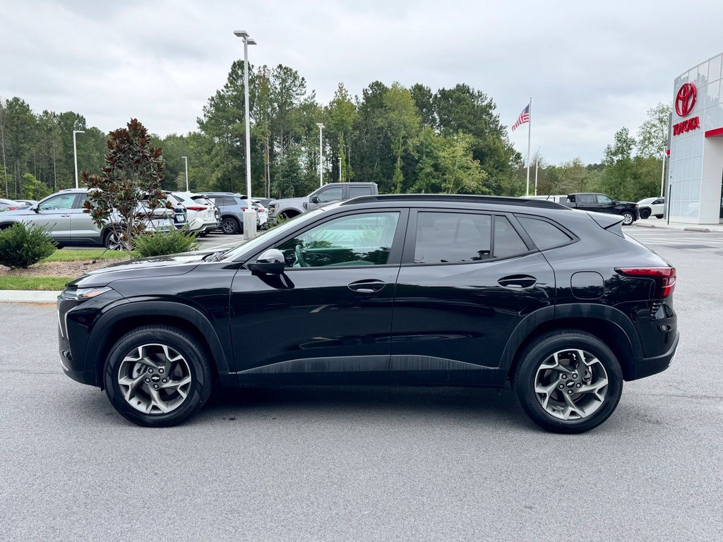 Used 2025 Chevrolet Trax LT FWD image 3