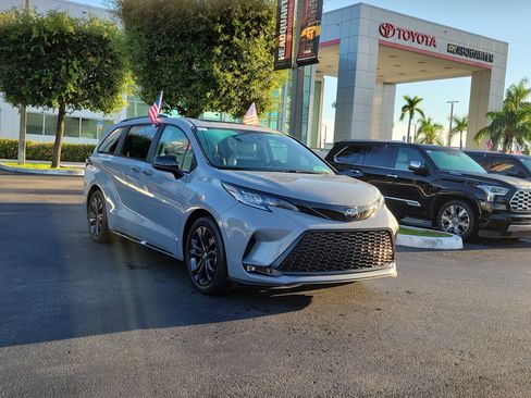 Used 2026 Toyota Sienna XSE FWD image 2