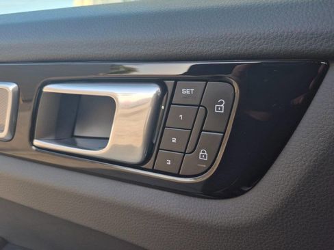 Used 2022 Porsche Cayenne Platinum Edition image 37