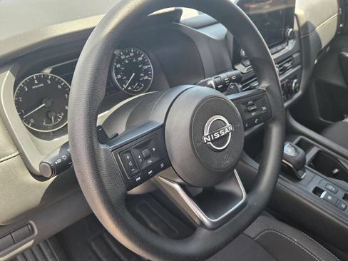 Used 2024 Nissan Pathfinder S FWD image 9