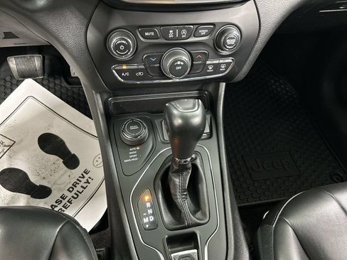 Used 2019 Jeep Cherokee Latitude Plus w/ Cold Weather Group AWD/4WD image 17