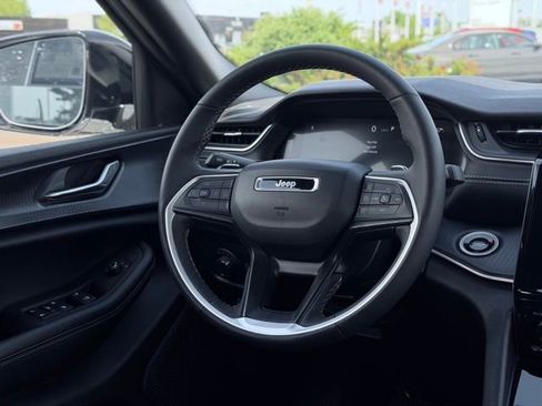 Used 2025 Jeep Grand Cherokee Altitude AWD/4WD image 24