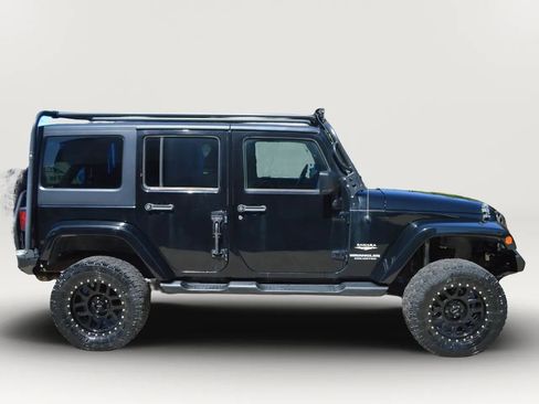 Used 2012 Jeep Wrangler Unlimited Sahara w/ Connectivity Group AWD/4WD image 11