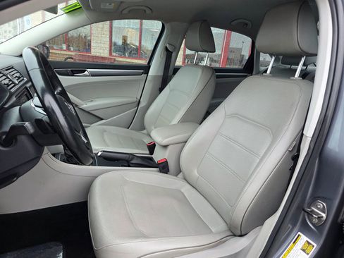 Used 2017 Volkswagen Passat 1.8T R-Line w/ R-Line Lighting Package image 9