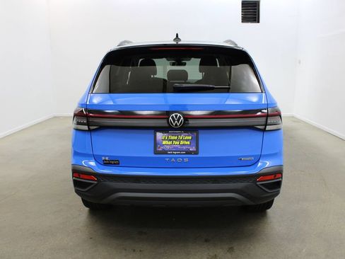 Used 2025 Volkswagen Taos SE AWD/4WD image 4