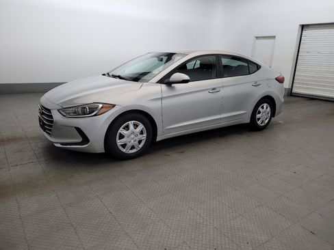 Used 2018 Hyundai Elantra SE w/ Cargo Package FWD image 2