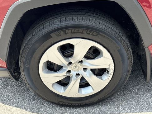 Used 2022 Toyota RAV4 LE image 11