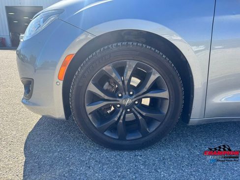 Used 2019 Chrysler Pacifica Touring-L Plus image 12