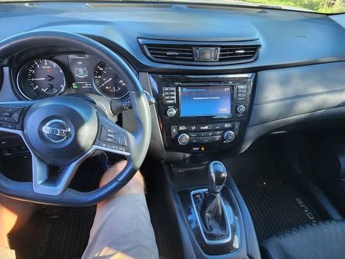 Used 2017 Nissan Rogue SV w/ SV Premium Package AWD/4WD image 3