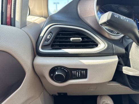 Used 2022 Chrysler Voyager LX FWD image 38