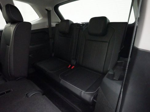 Used 2024 Volkswagen Tiguan SE image 17