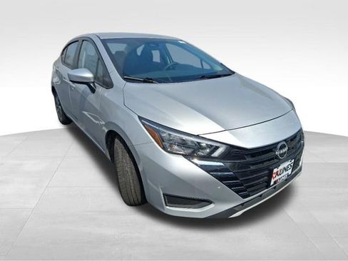 Used 2025 Nissan Versa SV image 8