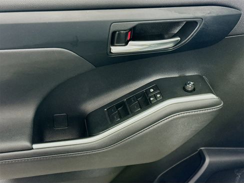 Used 2023 Toyota Highlander XLE image 15