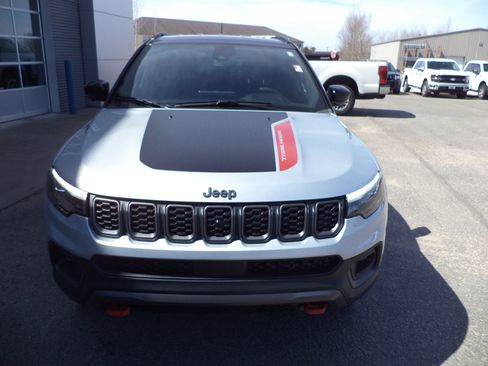 Used 2025 Jeep Compass Trailhawk w/ Trailhawk Elite Group AWD/4WD image 10