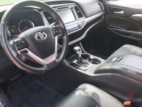 Used 2019 Toyota Highlander XLE FWD image 11