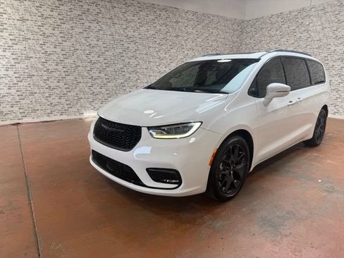 Used 2022 Chrysler Pacifica Limited w/ Uconnect Theater Family Group FWD image 3