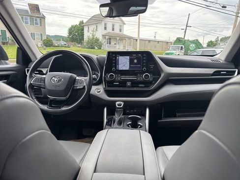 Used 2021 Toyota Highlander XLE AWD/4WD image 40