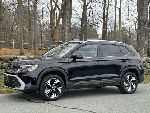 Used 2025 Volkswagen Taos SE w/ Panoramic Sunroof Package image 8