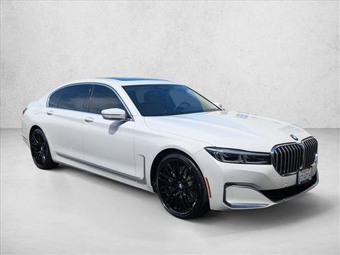 Certified 2022 BMW 750i xDrive w/ Executive Package AWD/4WD image 3