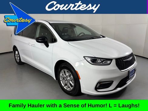 Used 2024 Chrysler Pacifica Touring-L image 1